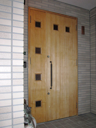 木製の玄関建具